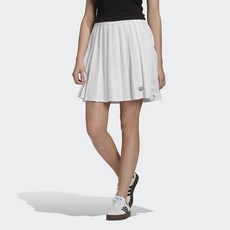 adidas 愛迪達 Logo刺繡素色短裙 FU3838