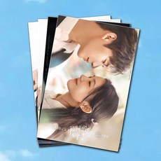 臺灣出貨-陷入我們的熱戀週邊畵冊集鑰匙扣立牌小卡貼吧唧海報劉浩存王安宇, 高清海報 2 張