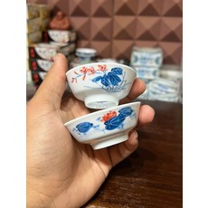 早期手繪有道茶杯，附紫藤花與荷花圖案，一組兩只, 商品主圖, 1個