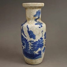 官窯釉下青花開片龍紋棒槌瓶, 如圖所示