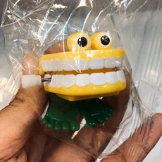 伍拾錢 發條跳跳牙齒 發條玩具 發條牙齒玩具 整人 樂趣 送禮 搞怪 搞笑, 黃色（一般）, 1個