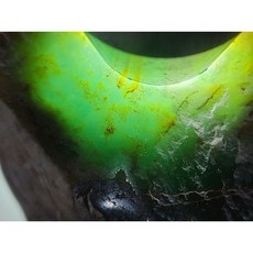 七彩翡翠 危料瓜地馬拉脫砂發黑翡翠原石 215克 賭石冰種料, 1個
