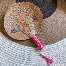 台灣出貨 手工扇子 清新驅蚊文藝手搖日式夏季復古編織寶寶古風可愛兒童刺繡手扇 手工扇子 編織扇子 小紅書扇子 手扇, 手搖扇-粉手把,20*25cm左右, 1個