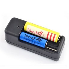 台灣現貨雙槽鋰電池充電器底座 可調整 正負充 通用強光手電筒充電器 18650座充【SV6942】BO雜貨, 1個, 雙槽黑色