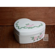 佐和陶瓷餐具批發 心形粉玫瑰蓋盒 (日本製) 陶瓷盒 附蓋盒 心型盒 食器 收納盒 便當盒, 1個