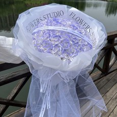 黑騎士碎冰藍香皂花大束永生玫瑰花束：秋冬新款，情人節生日禮物首選, 52朵丁香紫+贈燈串賀卡, 1個