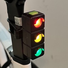 兒童自行車裝飾玩偶小配件可愛卡通平衡滑板車公路車騎行公仔擺件, 1個, 充電款三色尾燈:一個