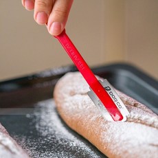 《巧緻》 弧形 歐包刀 (含刀套) 弧形割包刀 歐包工具 歐式麵包割包刀 ，紅色弧形歐包刀, 1個, 1入(含刀套，固定刀片不可更換), 紅色