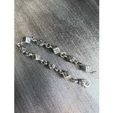 骰子十字花銀飾手鍊，個性時尚設計，提升造型感，展現品味