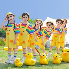 兒童表演服 六一兒童啦啦隊演出服套装 短袖夏季彩虹色可愛小黃鴨背帶褲