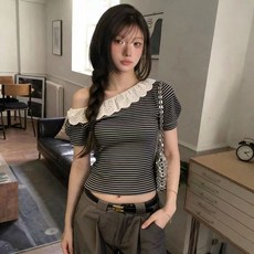 투니스 여성 스트라이프 레이스넥 슬림핏 오프숄더 반소매 숏 티셔츠