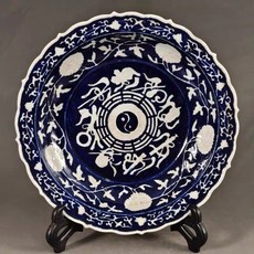 霽藍雕刻留白八寶霽紅底葵口盤 直徑21釐米, 如圖所示