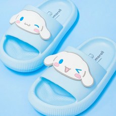 산리오 캐릭터즈 커다란 와펜이 부착된 소프트 쿠션 슬리퍼