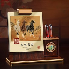 2026 創意故宮文創木質桌曆 辦公室擺件 行事曆 附筆筒, 1個, 281-馬到成功【胡桃木質豎款】