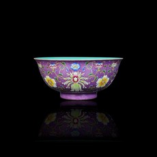 《博古珍藏》清雍正紫地粉彩軋道花卉紋宮碗，宮廷珍藏老件文物瓷器，國際拍賣級附錦盒, 1個, 紫地粉彩