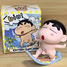 크레용 신짱 엉덩이 서핑 보드 스케이트 보드 신짱 자동차 꼬리 인형 장식품 자동차 장식 선물 상자, 눈을 가늘게 뜨고 있는 스케이트보더 샤오신