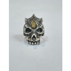 個性骷髏頭戒指，銀色金色點綴，重金屬搖滾風格，展現自我宣言