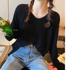 《杜達女孩》質感肌理紋V領坑條上衣，柔軟安迪絨長袖薄針織上衣，V領設計展現時尚感