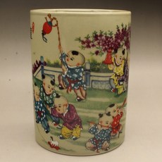 粉彩童子鬧春筆筒, 如圖所示