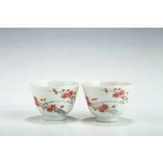 粉彩梅開五福紋杯一對 繪梅花紋, 如圖所示