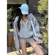 寬鬆連帽V領短褲套裝，休閒舒適百搭時尚，展現個人風格，運動休閒套裝