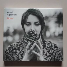 Areni Agbabian Bloom CD, 如圖所示