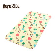 【nunuKIDS】機能型防水透氣尿布墊/隔尿墊，輕巧便攜，親膚透氣，外出必備, 1個, 歡樂足球