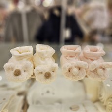 압소바 겨울세일~신생아부터 신겨주기 좋은 겨울덧신이랍니다~발목을 길게 펴주셔도 반목으로 하셔도 간편히 신겨주기 좋은 티티덧신~쉽게 벗겨지지 않게 길이조절끈까지 있어여