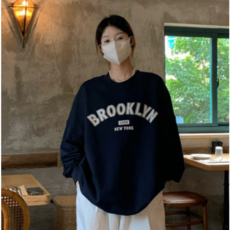 여성 라운드넥에 루즈한 숄더 레터링 맨투맨 여성이라면 어디에나 매치하기 좋은 탑2color