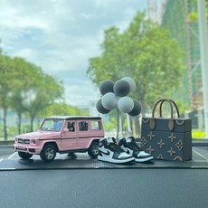 汽車擺件新款可愛模型中控臺個性創意網紅車載車內輕奢品裝飾大全, 粉色車+包包+熊貓+氣球+墊, 1個
