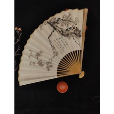 手繪凝梅暗香 宣紙扇面文玩摺扇, 如圖所示, 1個