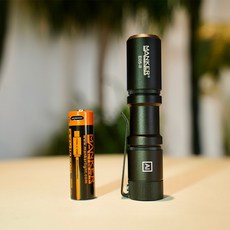 電筒王 Manker E05 II AA 1300流明 高亮遠射EDC手電筒 背夾 尾按開關 Type-C, 1個, 黑色-白光