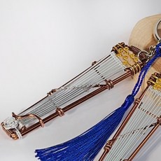 Wire Lover Art studio 鋁線古箏鑰匙圈 中國風樂器吊飾, 花銀色,流蘇藍
