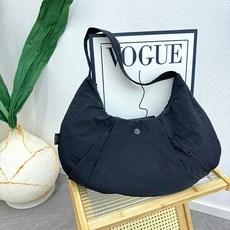 網紅小衆牛角包防水尼龍瑜伽包腋下包2025新款輕便大容量餃子包潮, 經典黑, 1個