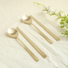 [숟가락 무료각인] 놋향 방짜유기 2인 수저세트 + 선물박스 + 보자기 포장, 금빛, 1세트, 2인 수저세트 + 선물박스 + 보자기 포장(랜덤)