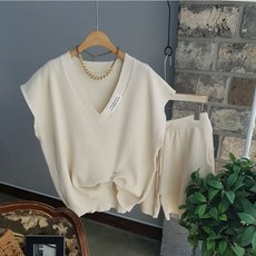 Imagination & Beyond 女款V領短袖針織衫+短褲組合