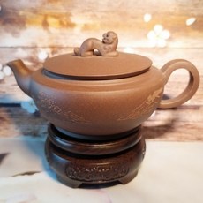 文革段泥獸鈕大口鏡瓦壺 - 徐方梅款，菱形9孔出水，220cc容量，經典瓦壺造型, 1個