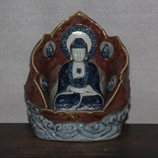 青花雕塑瓷 如來佛像 紅釉窯變荷葉形, 如圖所示