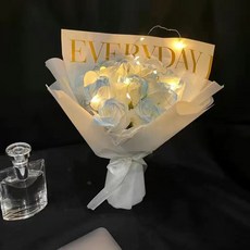 碎冰藍玫瑰花束 成品 告白禮物 情人節禮物 生日禮物 女友禮物 520禮物, 1個, 9朵碎冰藍+賀卡+燈