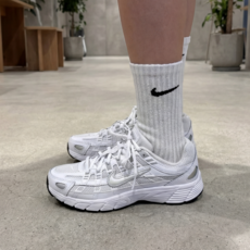 나이키 여성 데일리 운동화 발편한 쿠션 스니커즈 헬스화 조깅화 워킹화 런닝화 가벼운 러닝화 P-6000 슈즈케이스세트