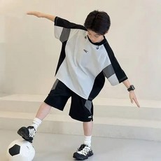 男童夏季運動速乾兩件套裝，含短袖上衣與五分褲