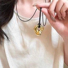 日係極簡時尚輕奢小衆複古抽象鏤空銅鍍吊墜皮繩可調整項鏈毛衣鏈, 金色, 1個