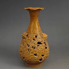 宋 吉州窯 黃釉鏤空雲鳳紋 虎頭玉壺春瓶, 如圖所示