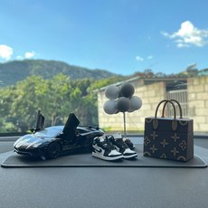 汽車中控可愛公仔擺件：2023新款車載裝飾，創意個性車內飾品, /【黑蘭博-包包+熊貓aj+墊+灰氣球】, 1個