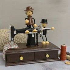 재봉틀 위 소년 오르골