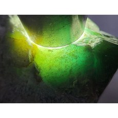 瓜地馬拉翡翠原石 脫砂冰種料 133克 適合雕刻牌子戒面, 1個
