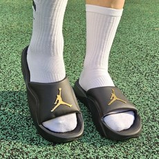 나이키 조던 프랜차이즈 블랙 골드 쿠션 슬리퍼 고급스러운 여름 슬라이드