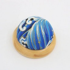 手工DIY十字繡工具刺繡日式和風紮針包，木底座針插布藝針墊，精緻手工藝必備, 波浪藍色, 1個