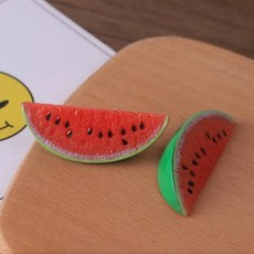 음식 모형 2pcs 미니 슬라이스 과일 수박 오렌지 복숭아 수지 DIY 미니어처 모델 냉장고 스티커 인형 액세서리 데스크탑 장식, 옵션01) 2pcs 5.8x2.8x2.3cm, 옵션01) watermelon