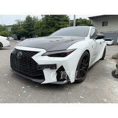 21年IS250 改F-sport前保桿 實車圖，精緻汽車模型，收藏級別，完美重現經典跑車外觀，汽車愛好者必備, 1個